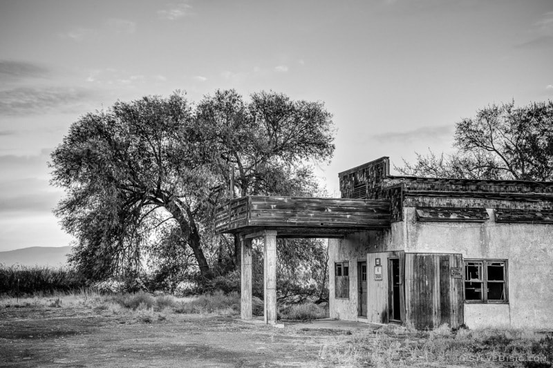 A black and white photograph of an old abandoned gas station in Thrall, Washington.