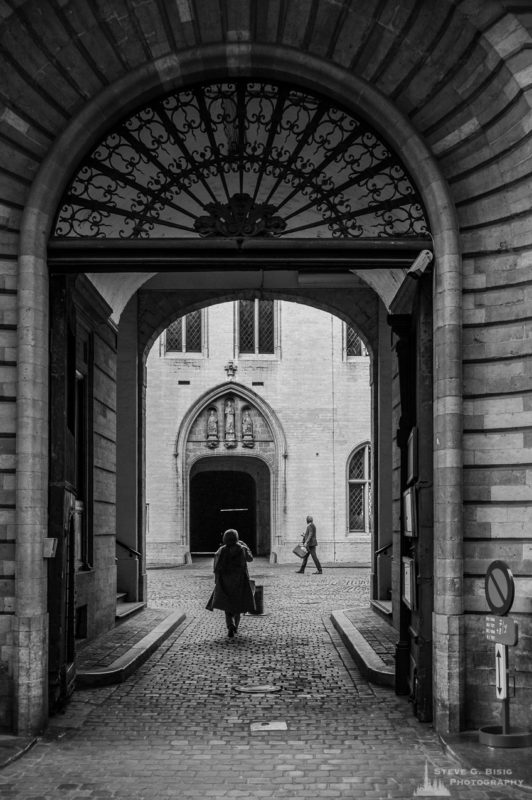 A black and white photograph of an archway along Rue de I'Etuve in Brussels, Belgium.