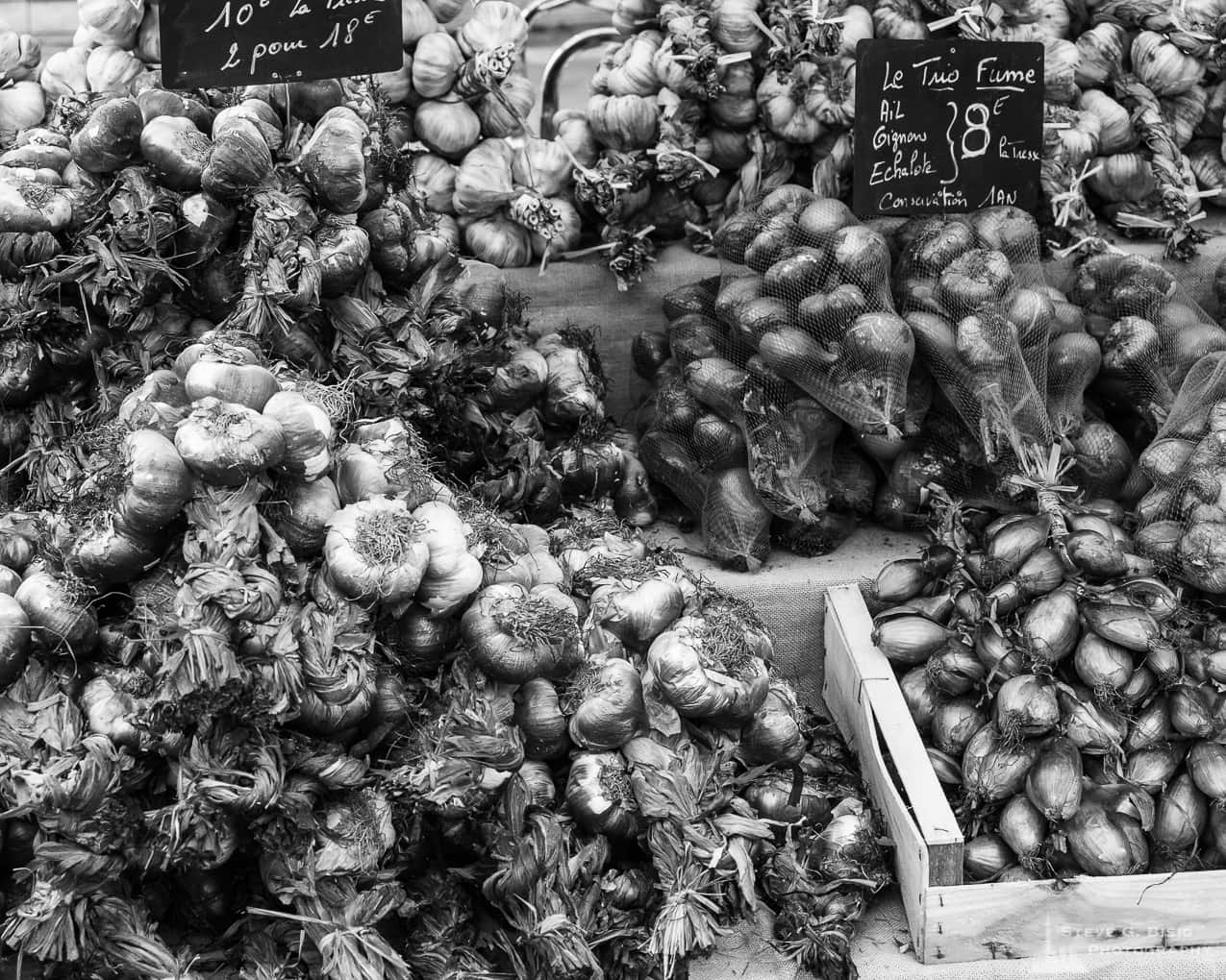 Photo 11/32 of a series of black and white photographs from the 2018 Grande Braderie D'Ixelles sidewalk sale and street festival in Brussels, Belgium.