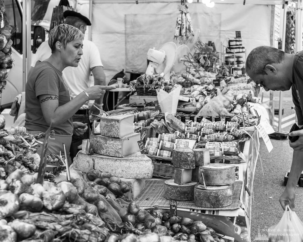 Photo13/32 of a series of black and white photographs from the 2018 Grande Braderie D'Ixelles sidewalk sale and street festival in Brussels, Belgium.