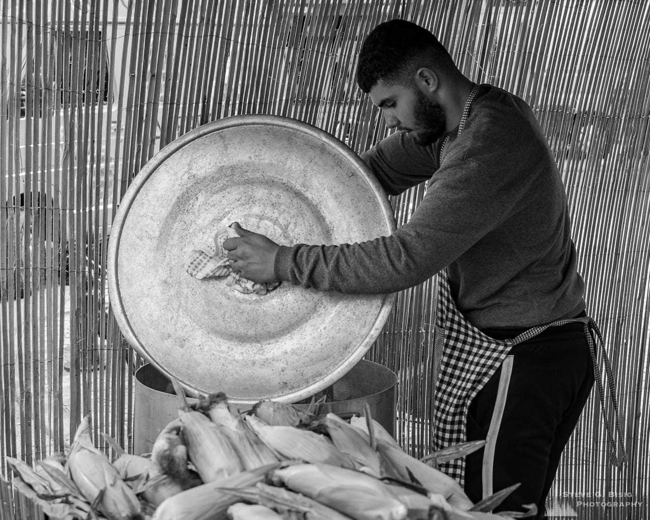 Photo 16/32 of a series of black and white photographs from the 2018 Grande Braderie D'Ixelles sidewalk sale and street festival in Brussels, Belgium.