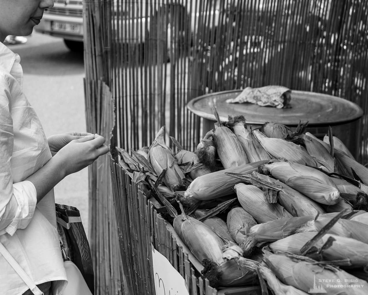 Photo 17/32 of a series of black and white photographs from the 2018 Grande Braderie D'Ixelles sidewalk sale and street festival in Brussels, Belgium.