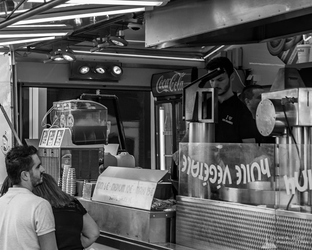 Photo 19/32 of a series of black and white photographs from the 2018 Grande Braderie D'Ixelles sidewalk sale and street festival in Brussels, Belgium.