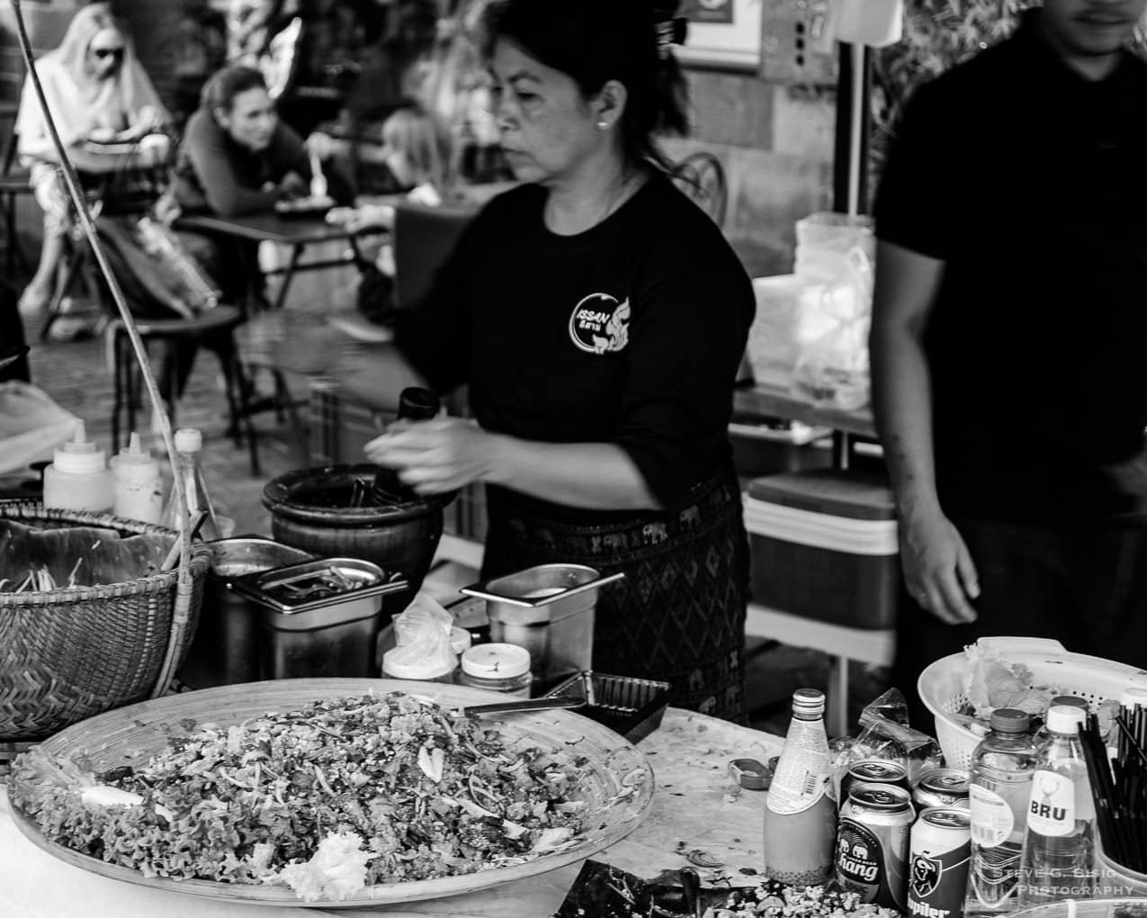 Photo 21/32 of a series of black and white photographs from the 2018 Grande Braderie D'Ixelles sidewalk sale and street festival in Brussels, Belgium.