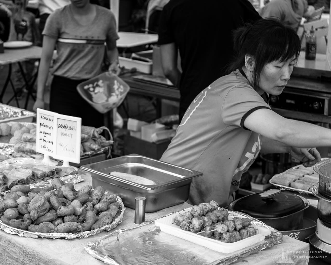 Photo 23/32 of a series of black and white photographs from the 2018 Grande Braderie D'Ixelles sidewalk sale and street festival in Brussels, Belgium.